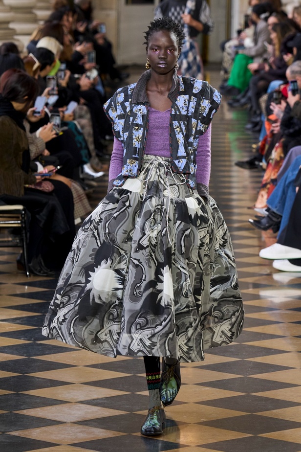 Andreas Khronthaler يكرّم المصممة فيفيان ويستوود في مجموعة خريف وشتاء 2023-2024