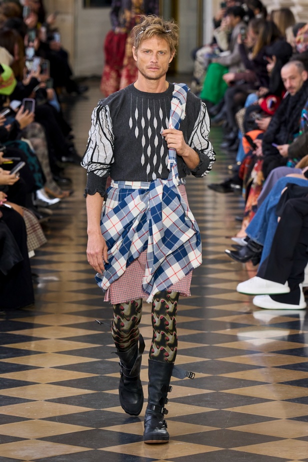 Andreas Khronthaler يكرّم المصممة فيفيان ويستوود في مجموعة خريف وشتاء 2023-2024