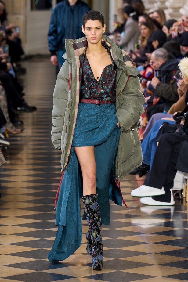 Andreas Khronthaler يكرّم المصممة فيفيان ويستوود في مجموعة خريف وشتاء 2023-2024