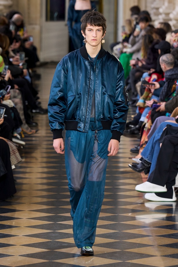 Andreas Khronthaler يكرّم المصممة فيفيان ويستوود في مجموعة خريف وشتاء 2023-2024