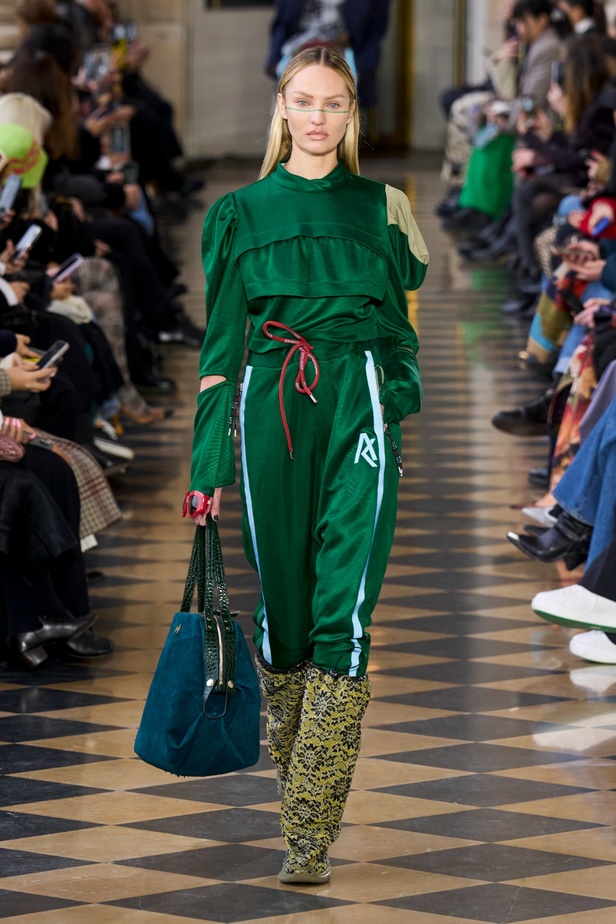 Andreas Khronthaler يكرّم المصممة فيفيان ويستوود في مجموعة خريف وشتاء 2023-2024