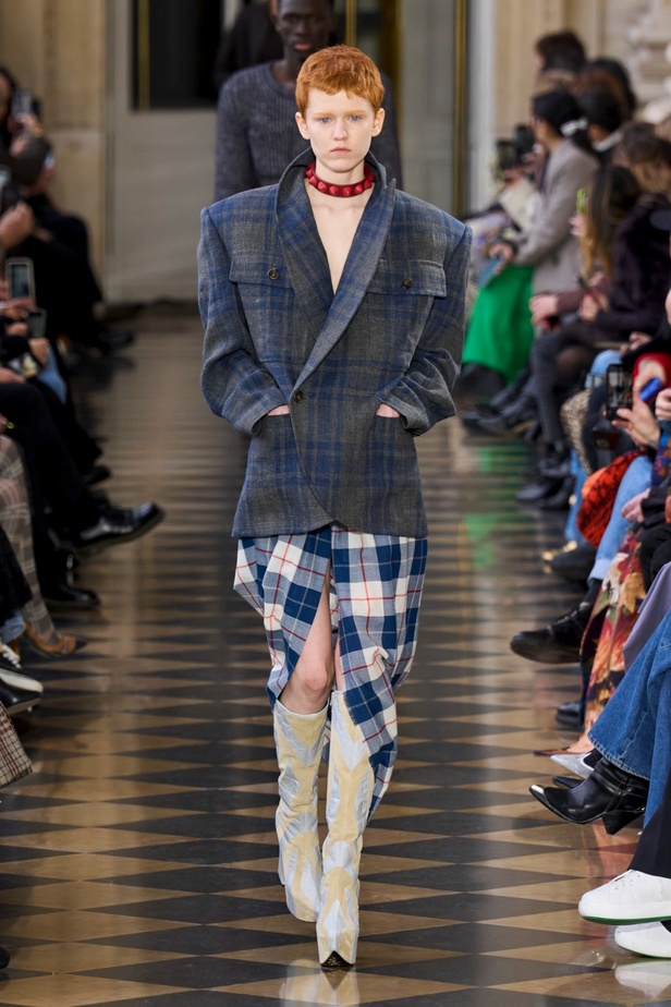 Andreas Khronthaler يكرّم المصممة فيفيان ويستوود في مجموعة خريف وشتاء 2023-2024