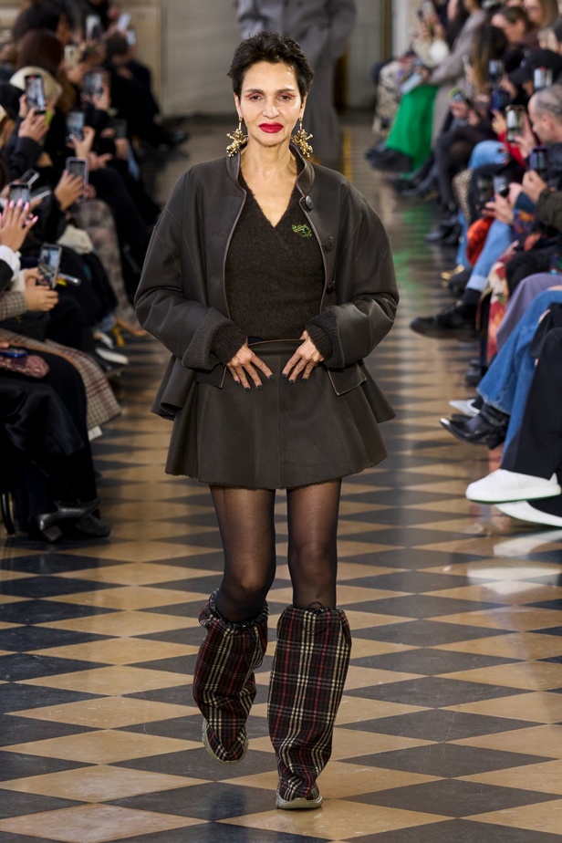 Andreas Khronthaler يكرّم المصممة فيفيان ويستوود في مجموعة خريف وشتاء 2023-2024