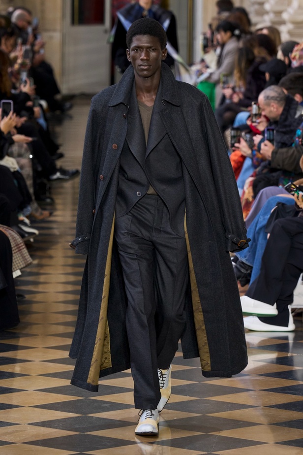 Andreas Khronthaler يكرّم المصممة فيفيان ويستوود في مجموعة خريف وشتاء 2023-2024