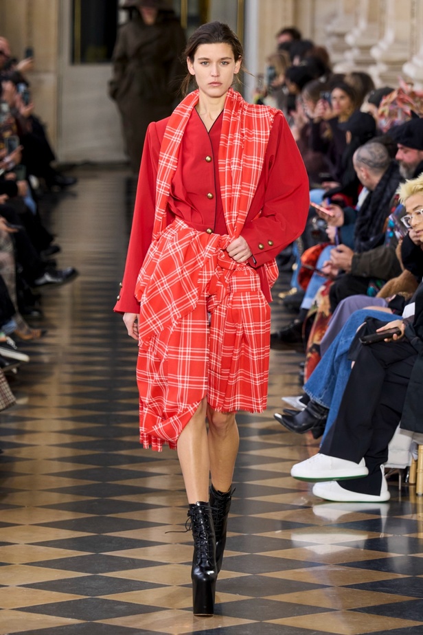 Andreas Khronthaler يكرّم المصممة فيفيان ويستوود في مجموعة خريف وشتاء 2023-2024