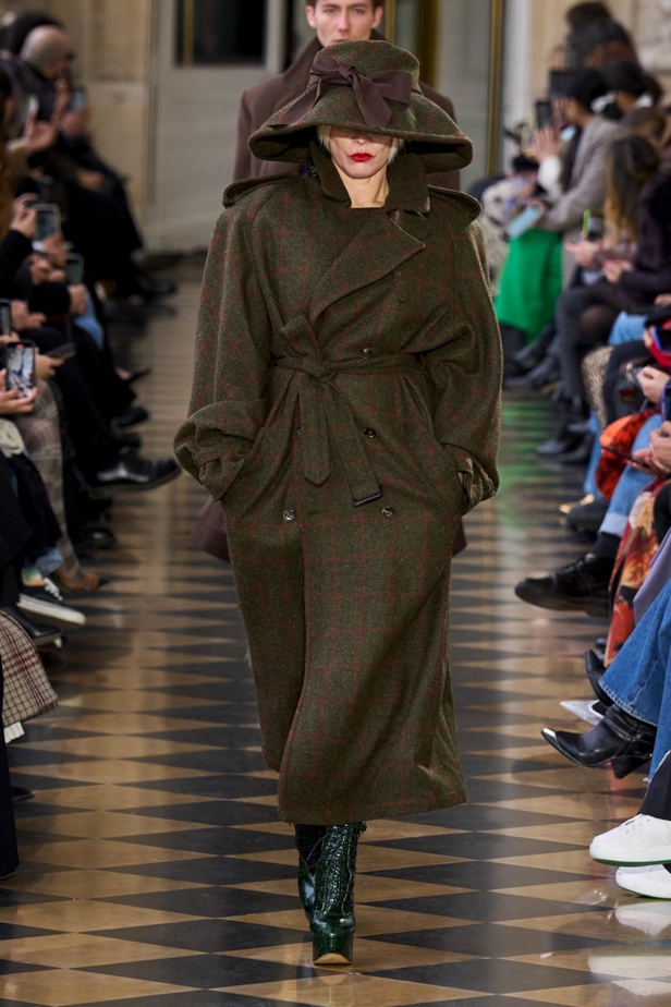 Andreas Khronthaler يكرّم المصممة فيفيان ويستوود في مجموعة خريف وشتاء 2023-2024