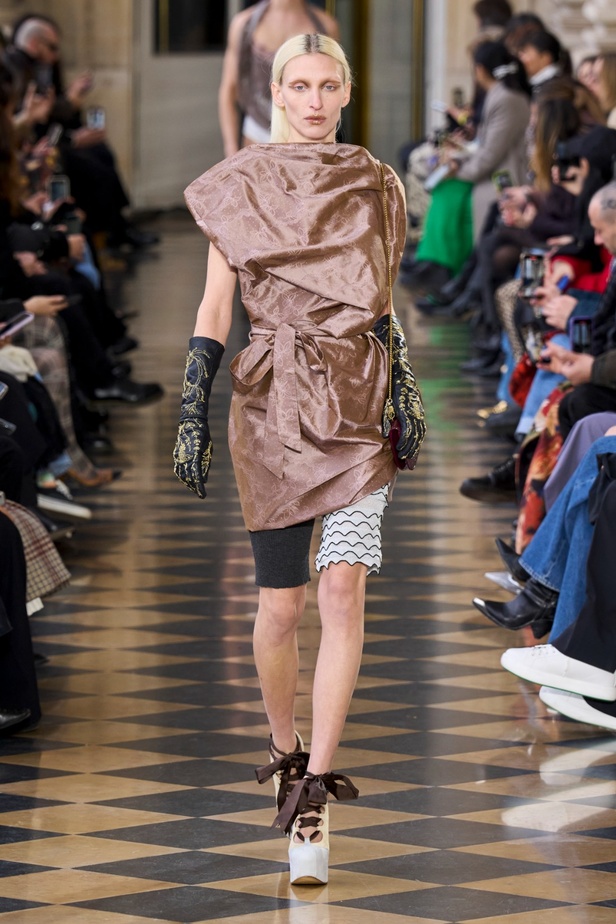 Andreas Khronthaler يكرّم المصممة فيفيان ويستوود في مجموعة خريف وشتاء 2023-2024