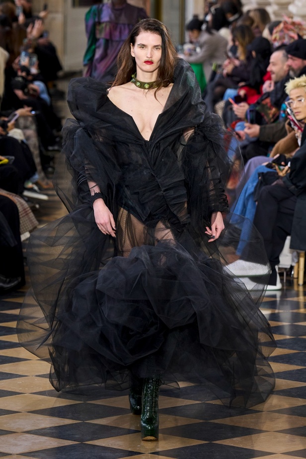 Andreas Khronthaler يكرّم المصممة فيفيان ويستوود في مجموعة خريف وشتاء 2023-2024