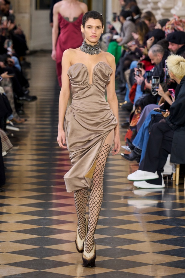 Andreas Khronthaler يكرّم المصممة فيفيان ويستوود في مجموعة خريف وشتاء 2023-2024