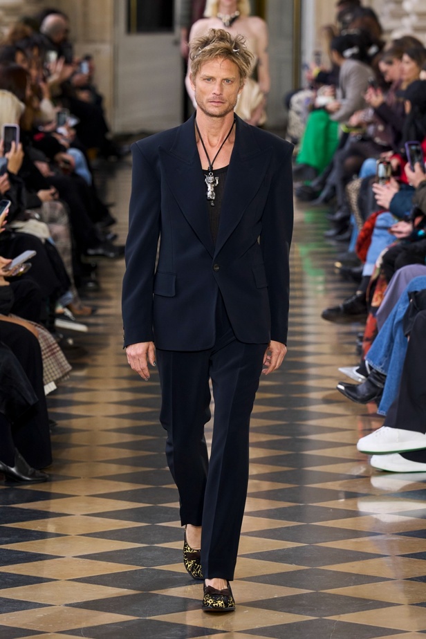 Andreas Khronthaler يكرّم المصممة فيفيان ويستوود في مجموعة خريف وشتاء 2023-2024