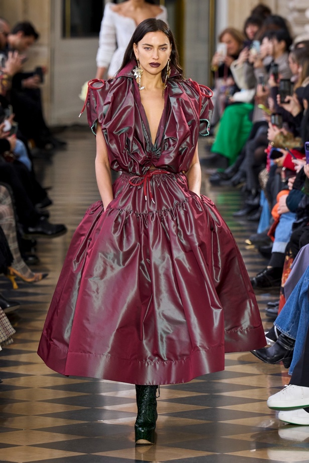 Andreas Khronthaler يكرّم المصممة فيفيان ويستوود في مجموعة خريف وشتاء 2023-2024