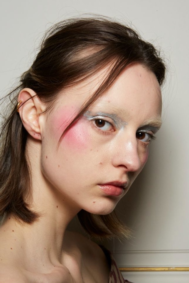 Andreas Khronthaler يكرّم المصممة فيفيان ويستوود في مجموعة خريف وشتاء 2023-2024