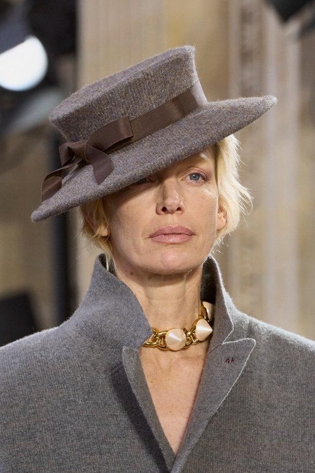 Andreas Khronthaler يكرّم المصممة فيفيان ويستوود في مجموعة خريف وشتاء 2023-2024