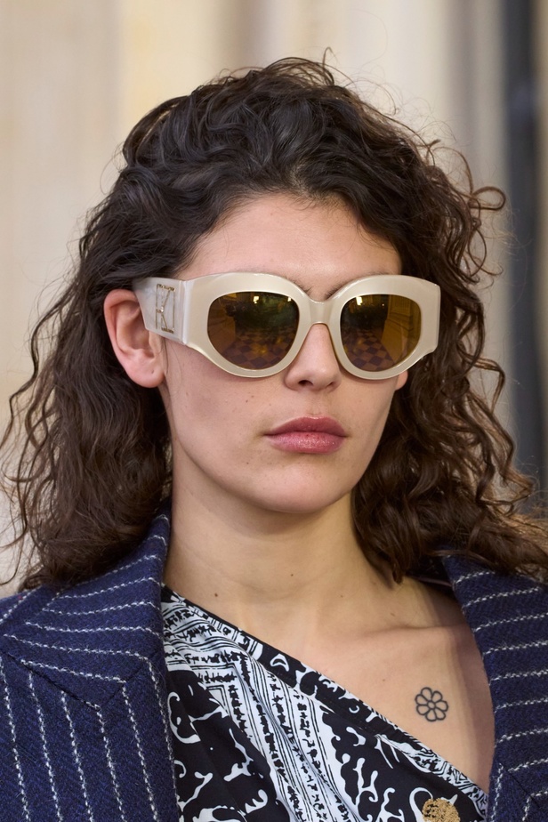 Andreas Khronthaler يكرّم المصممة فيفيان ويستوود في مجموعة خريف وشتاء 2023-2024