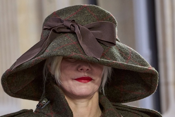 Andreas Khronthaler يكرّم المصممة فيفيان ويستوود في مجموعة خريف وشتاء 2023-2024