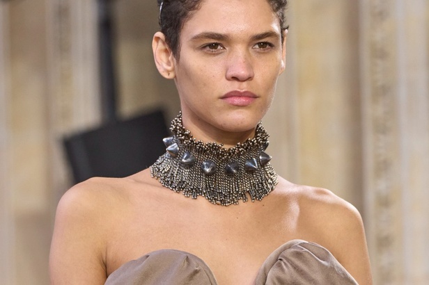 Andreas Khronthaler يكرّم المصممة فيفيان ويستوود في مجموعة خريف وشتاء 2023-2024