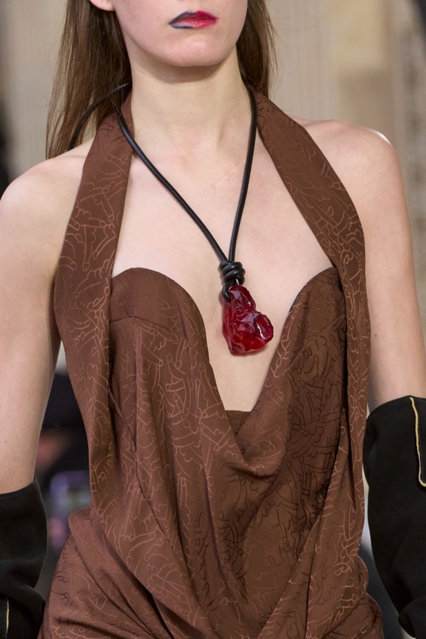 Andreas Khronthaler يكرّم المصممة فيفيان ويستوود في مجموعة خريف وشتاء 2023-2024