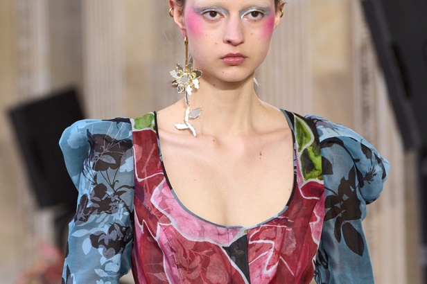 Andreas Khronthaler يكرّم المصممة فيفيان ويستوود في مجموعة خريف وشتاء 2023-2024