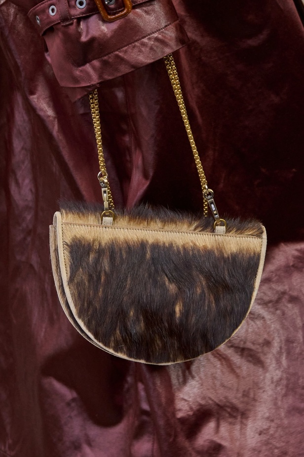 Andreas Khronthaler يكرّم المصممة فيفيان ويستوود في مجموعة خريف وشتاء 2023-2024