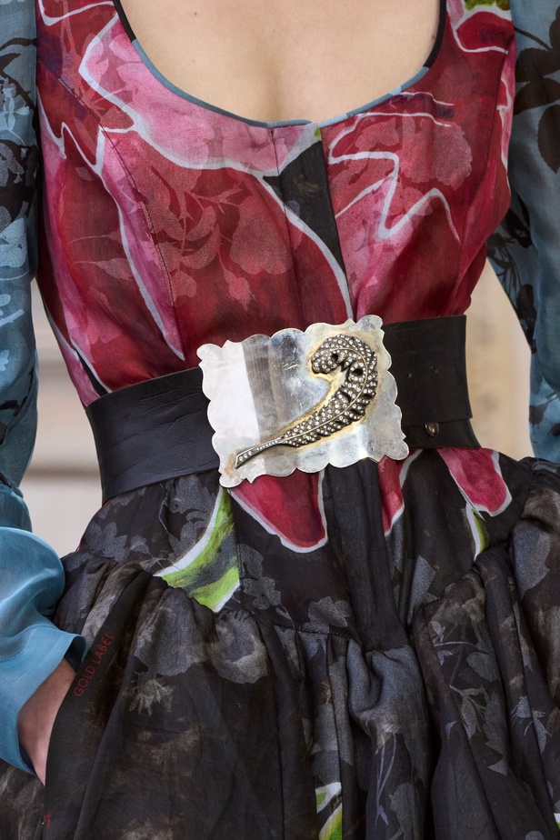 Andreas Khronthaler يكرّم المصممة فيفيان ويستوود في مجموعة خريف وشتاء 2023-2024