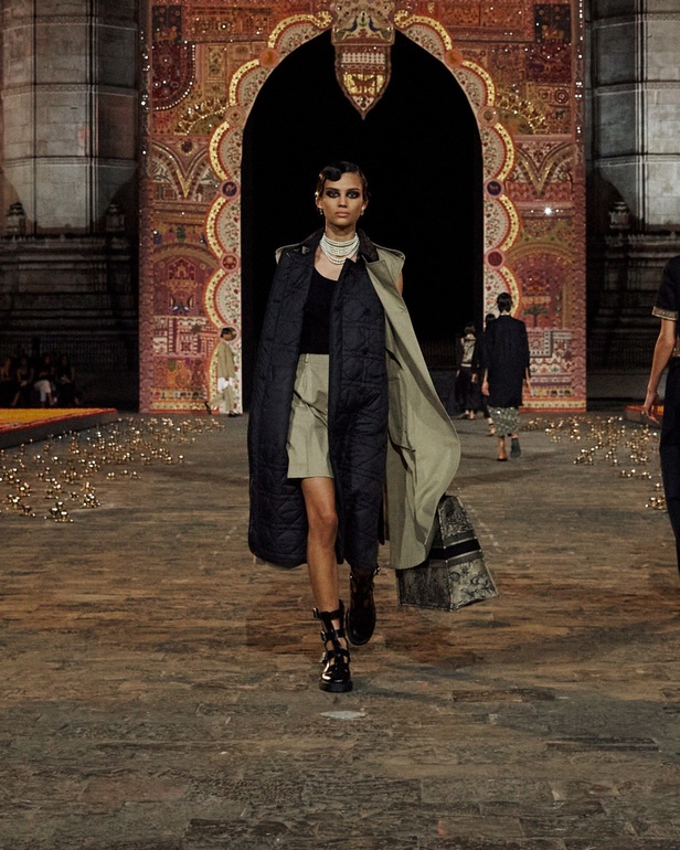 5 أمور اكتشفيها عن مجموعة ديور Dior لخريف 2023 في مومباي