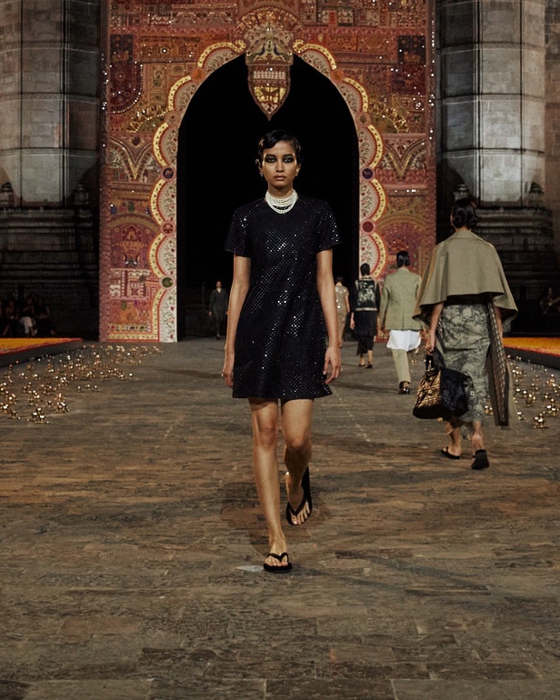 5 أمور اكتشفيها عن مجموعة ديور Dior لخريف 2023 في مومباي