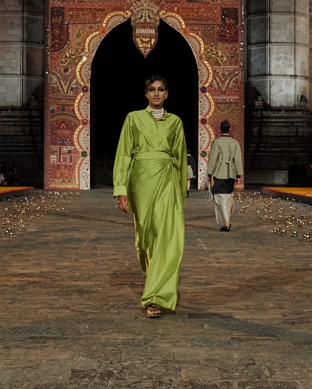 5 أمور اكتشفيها عن مجموعة ديور Dior لخريف 2023 في مومباي