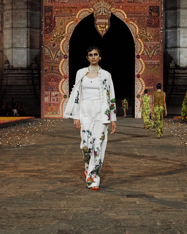 5 أمور اكتشفيها عن مجموعة ديور Dior لخريف 2023 في مومباي