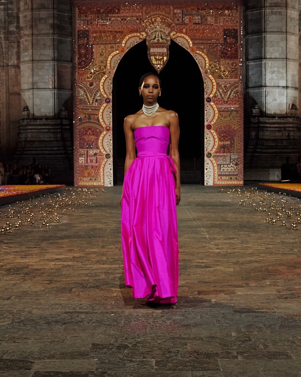 5 أمور اكتشفيها عن مجموعة ديور Dior لخريف 2023 في مومباي