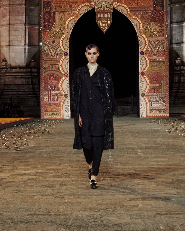 5 أمور اكتشفيها عن مجموعة ديور Dior لخريف 2023 في مومباي