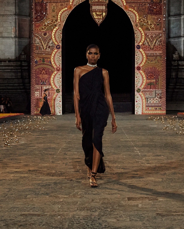 5 أمور اكتشفيها عن مجموعة ديور Dior لخريف 2023 في مومباي