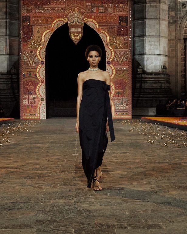 5 أمور اكتشفيها عن مجموعة ديور Dior لخريف 2023 في مومباي