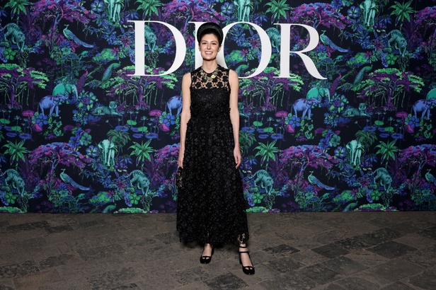 5 أمور اكتشفيها عن مجموعة ديور Dior لخريف 2023 في مومباي