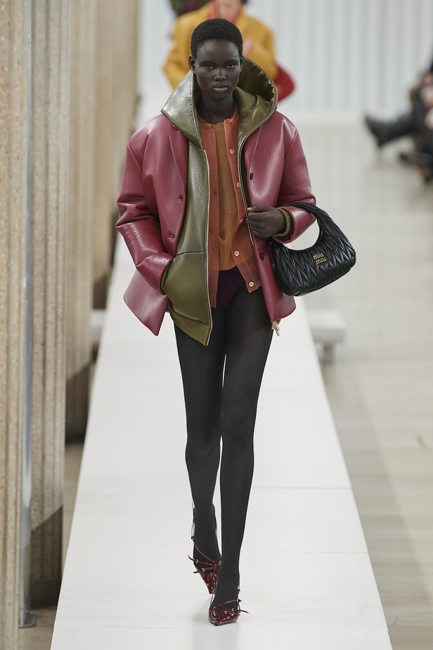 من مجموعة ميو ميو لموسم خريف وشتاء 2023-2024