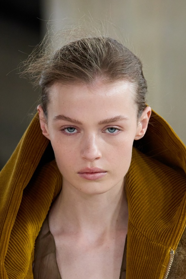 اطلالات جمالية من مجموعة ميو ميو لموسم خريف 2023