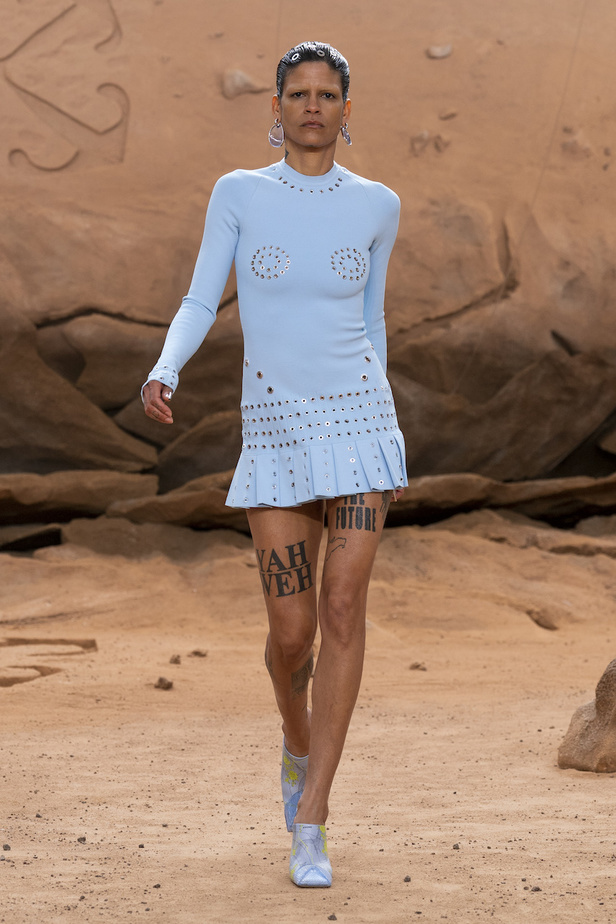 من مجموعة Off-White لخريف وشتاء 2023-2024