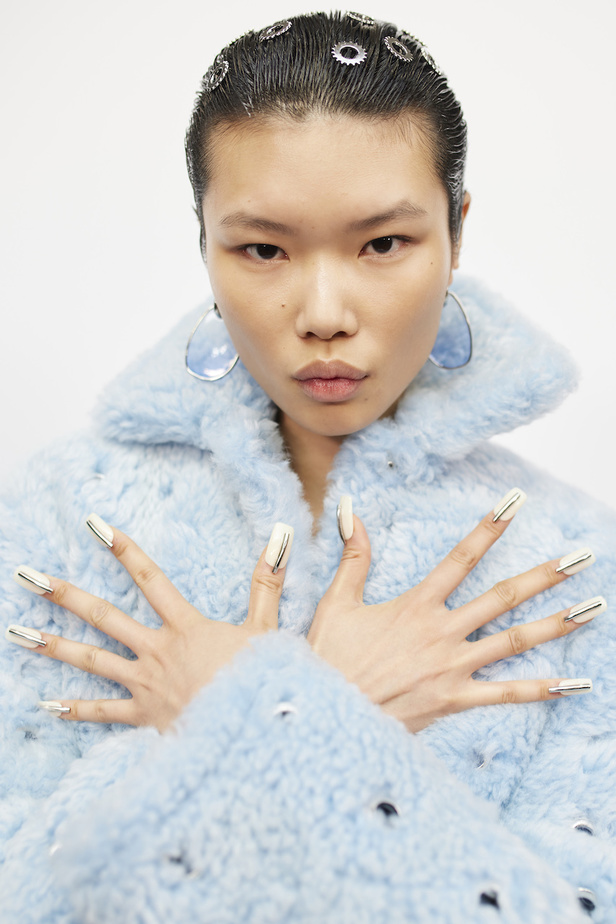 من مجموعة Off-White لخريف وشتاء 2023-2024