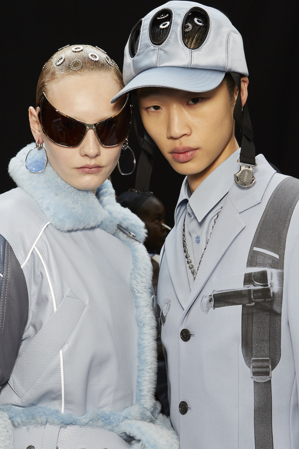  Off-White مجموعة ذات طابع مستقبلي حطت على القمر 