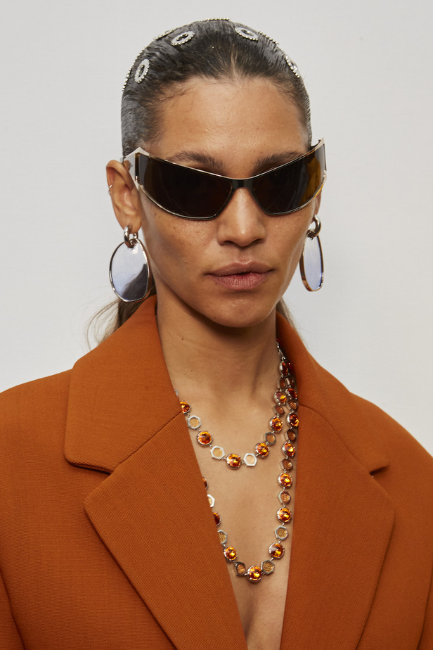  Off-White مجموعة ذات طابع مستقبلي حطت على القمر 