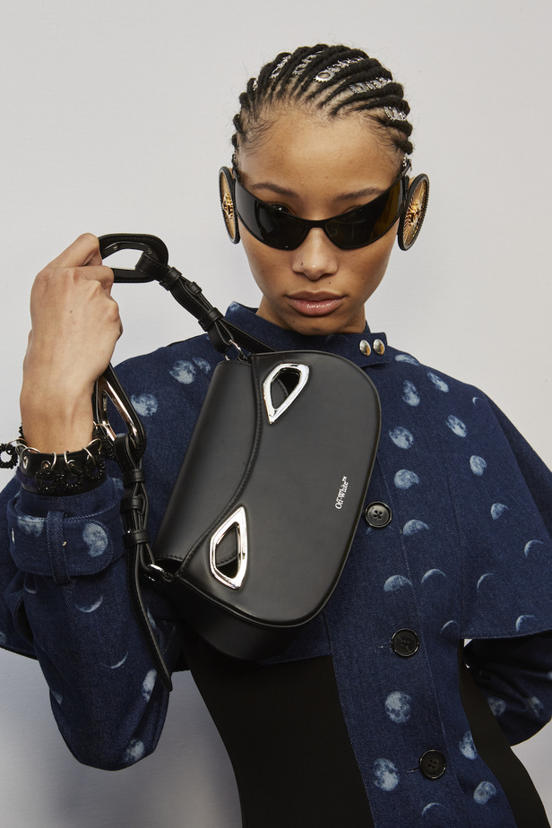  Off-White مجموعة ذات طابع مستقبلي حطت على القمر 