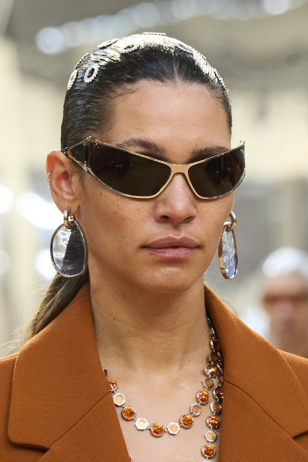  Off-White مجموعة ذات طابع مستقبلي حطت على القمر 