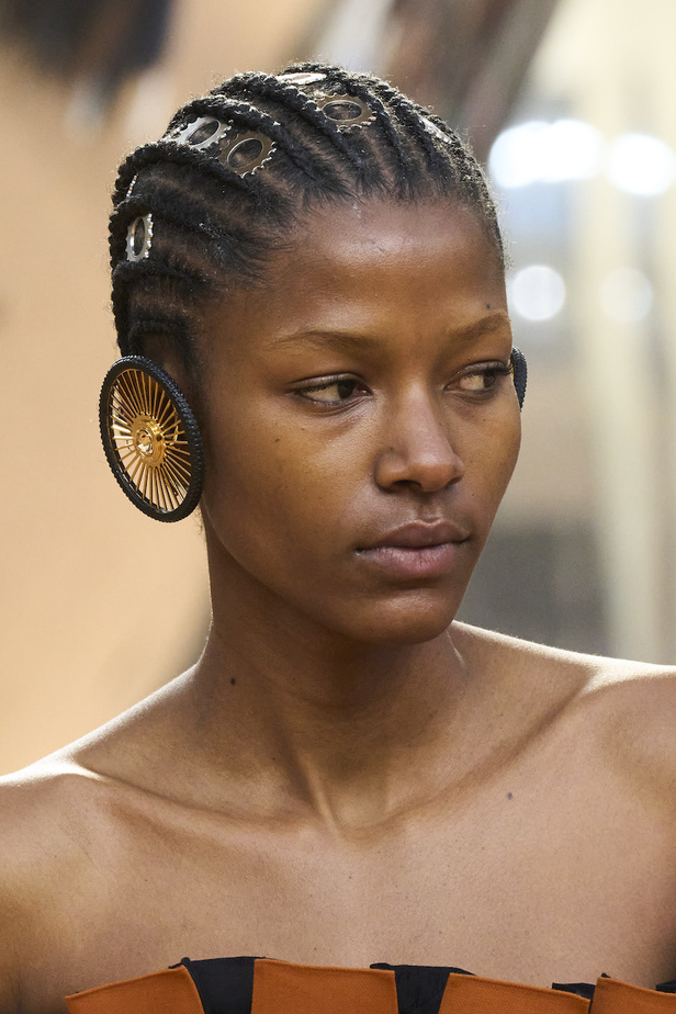  Off-White مجموعة ذات طابع مستقبلي حطت على القمر 