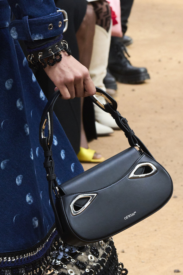  Off-White مجموعة ذات طابع مستقبلي حطت على القمر 