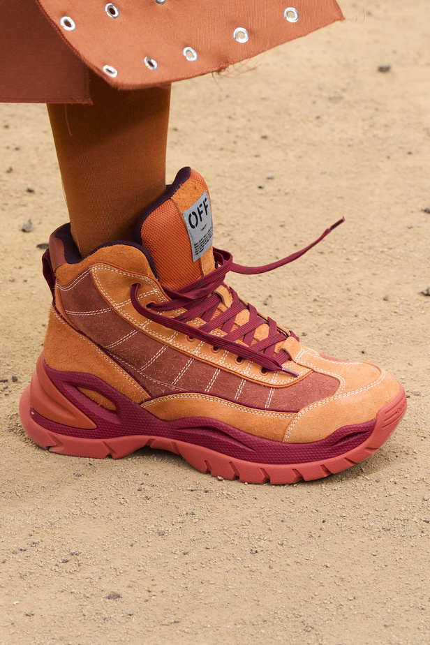  Off-White مجموعة ذات طابع مستقبلي حطت على القمر 