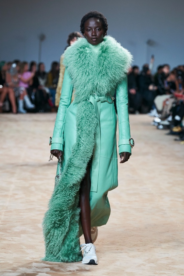 جوليان دوسينا يكرّم المصمم الراحل Paco Rabanne في مجموعة خريف وشتاء 2023-2024