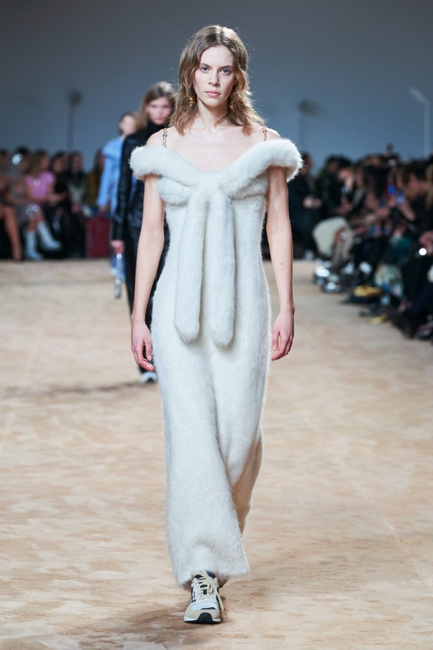 جوليان دوسينا يكرّم المصمم الراحل Paco Rabanne في مجموعة خريف وشتاء 2023-2024