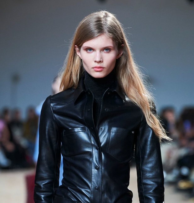 جوليان دوسينا يكرّم المصمم الراحل Paco Rabanne في مجموعة خريف وشتاء 2023-2024