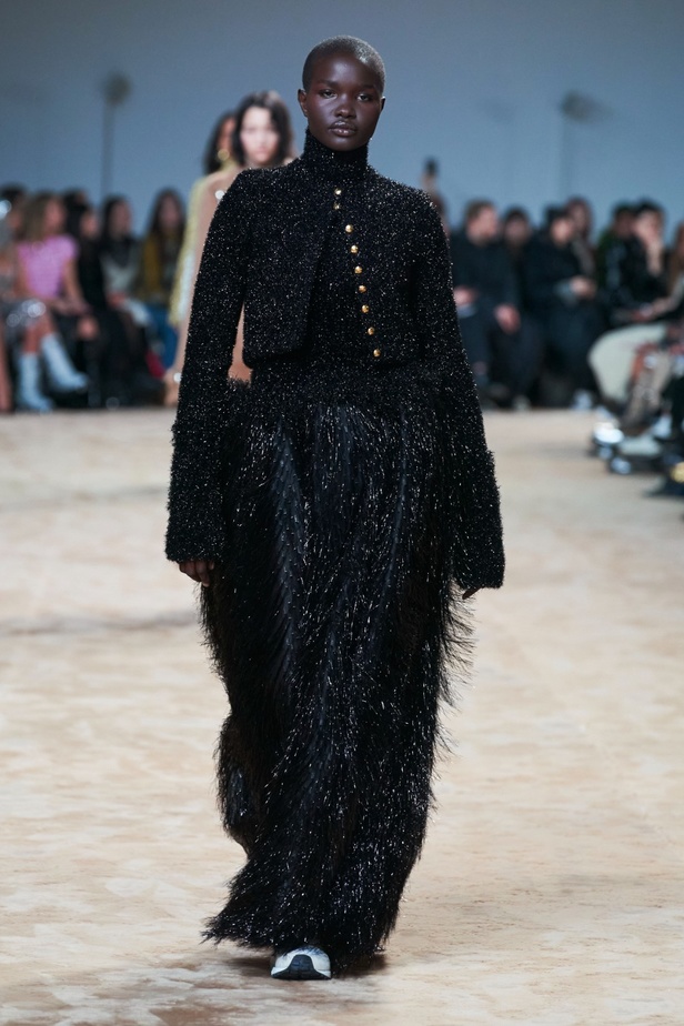 جوليان دوسينا يكرّم المصمم الراحل Paco Rabanne في مجموعة خريف وشتاء 2023-2024