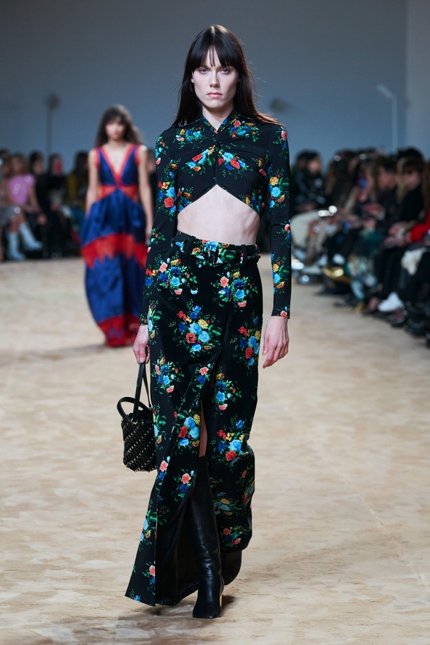 جوليان دوسينا يكرّم المصمم الراحل Paco Rabanne في مجموعة خريف وشتاء 2023-2024