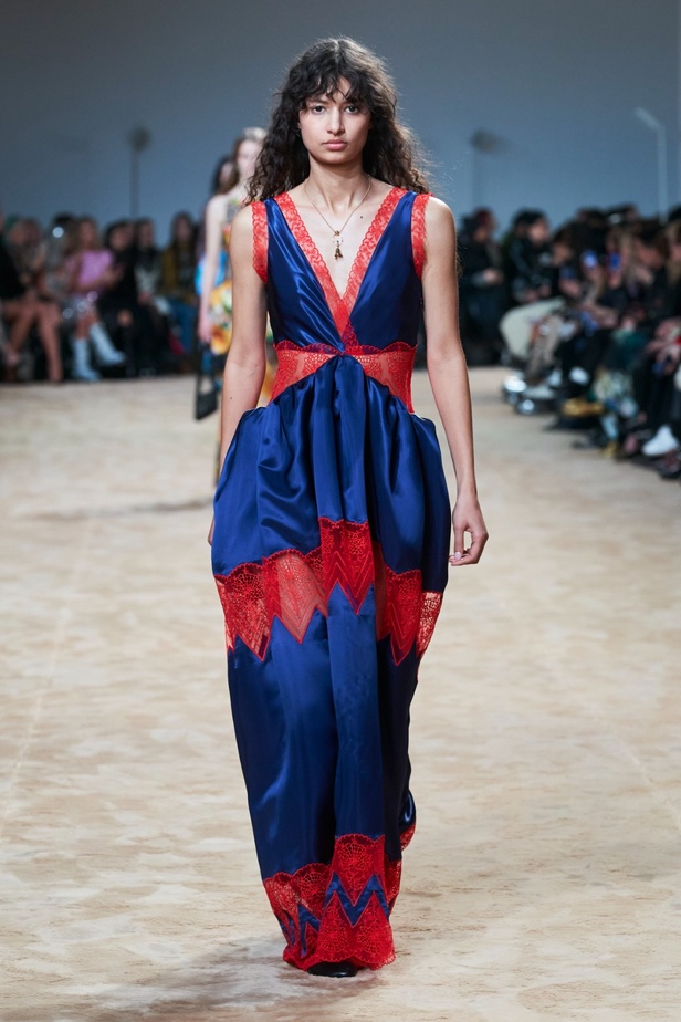 جوليان دوسينا يكرّم المصمم الراحل Paco Rabanne في مجموعة خريف وشتاء 2023-2024